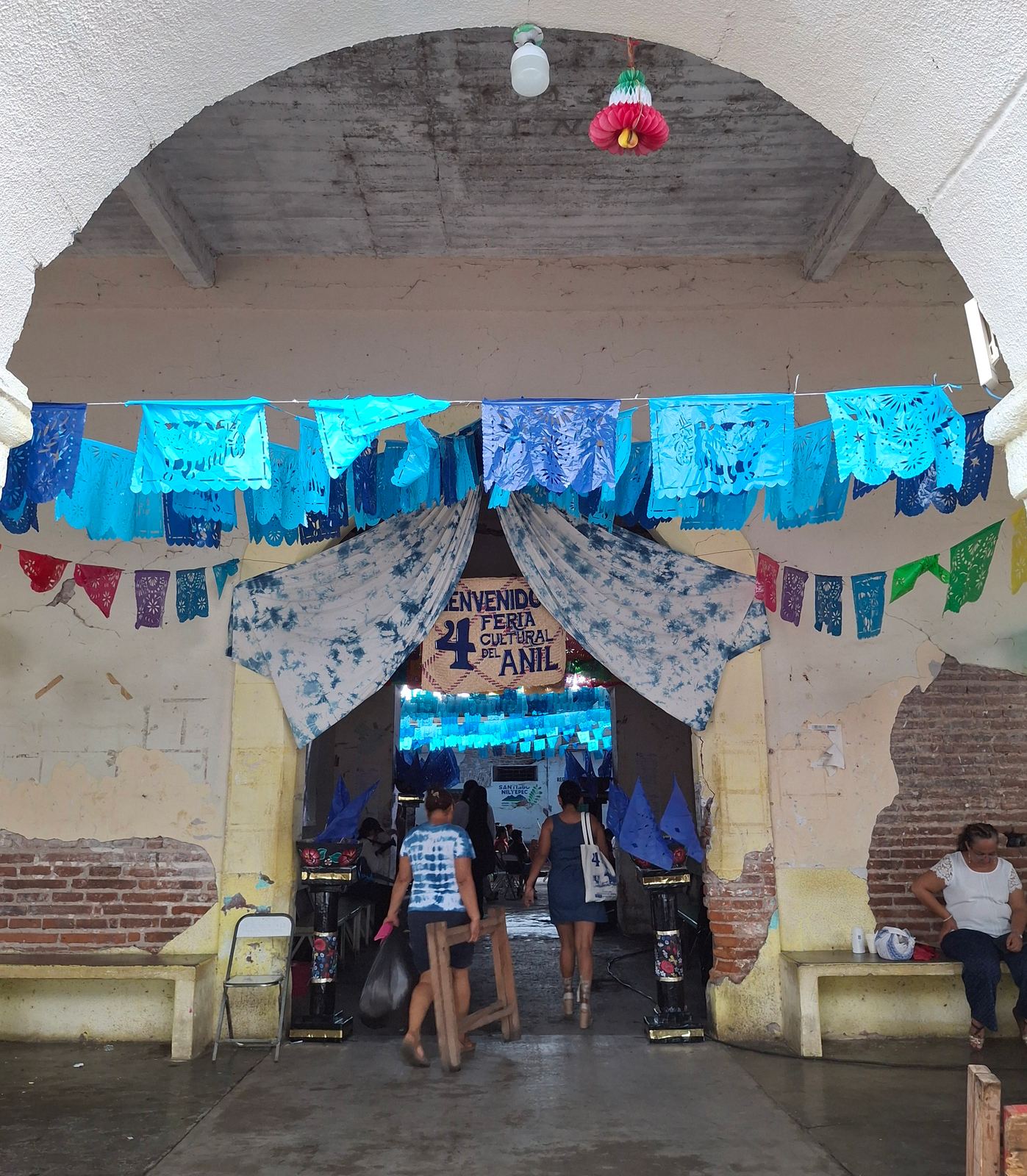 Entrada de la cuarta Feria Cultural del Añil adornada con decoraciones azules