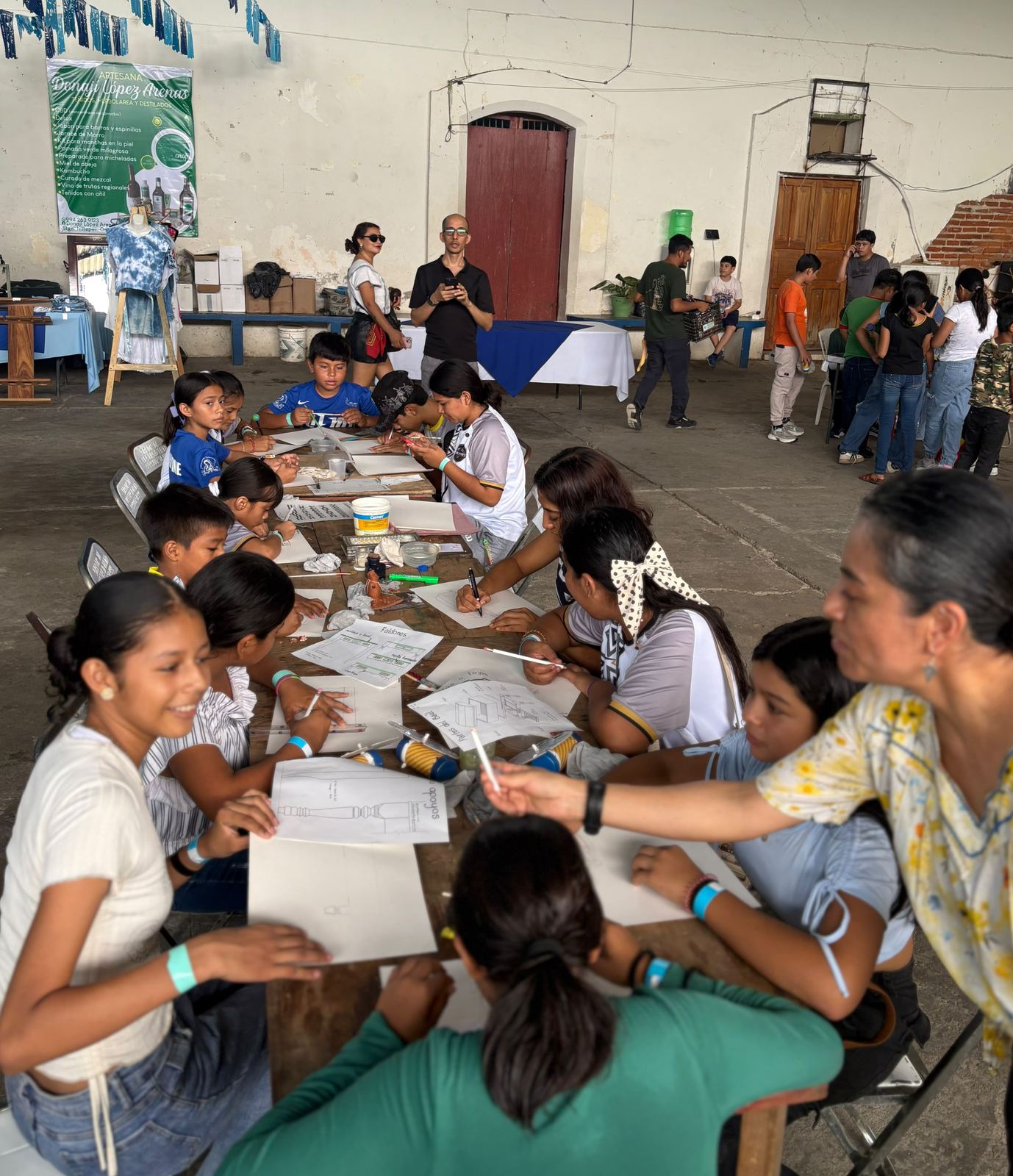 Diana García y atletas de Guajolotes trabajan en proyectos artísticos durante el taller Nuestro Baúl añil
