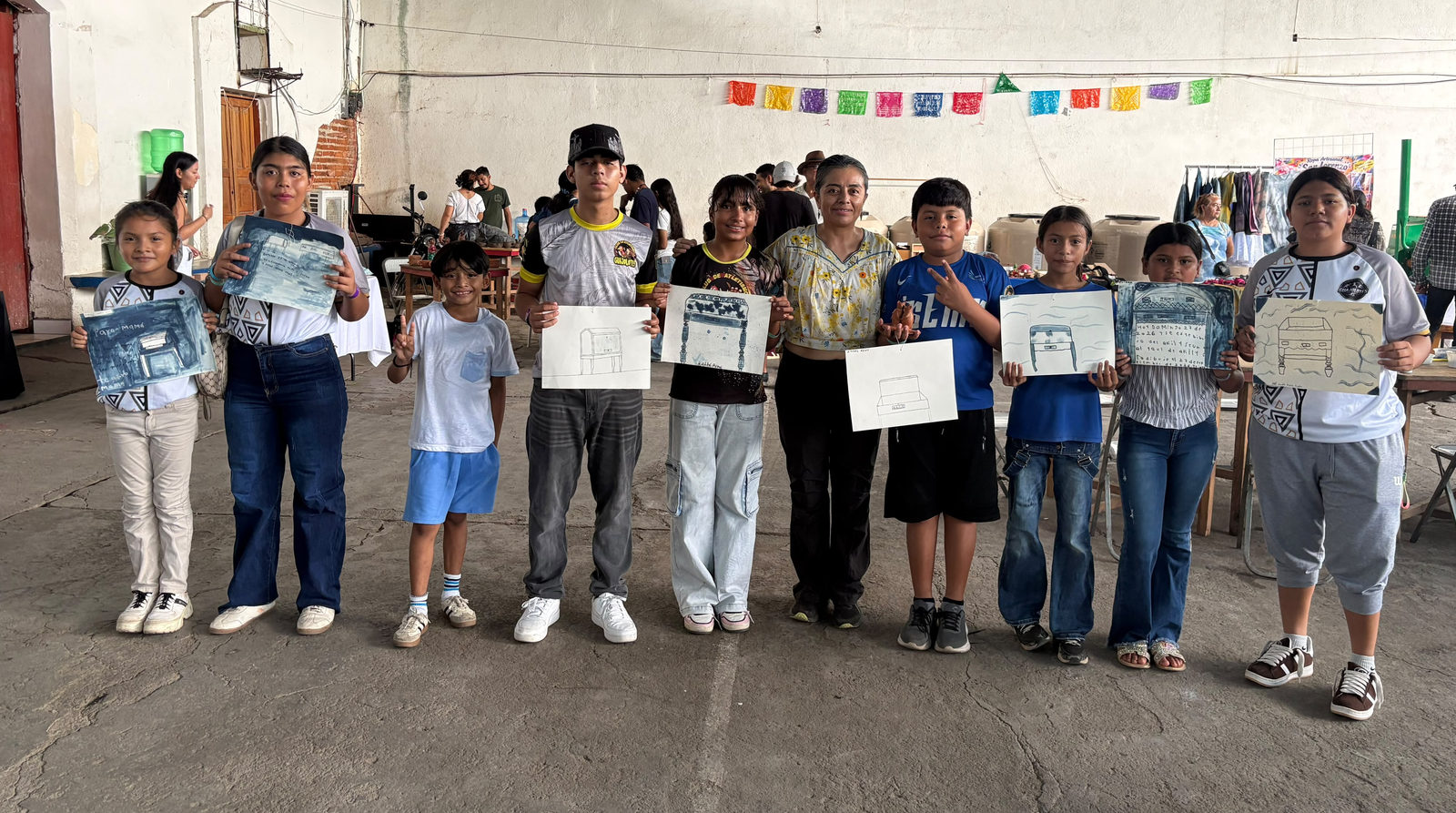 Integrantes del Club de Atletismo Guajolotes muestran sus trabajos de baúles decorados en el taller de Diana García