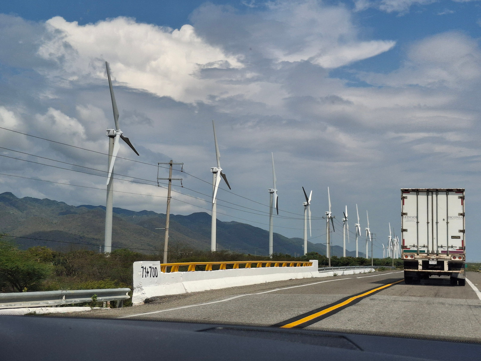 Aerogeneradores y un puente carretero vistos durante el trayecto a Santiago Niltepec
