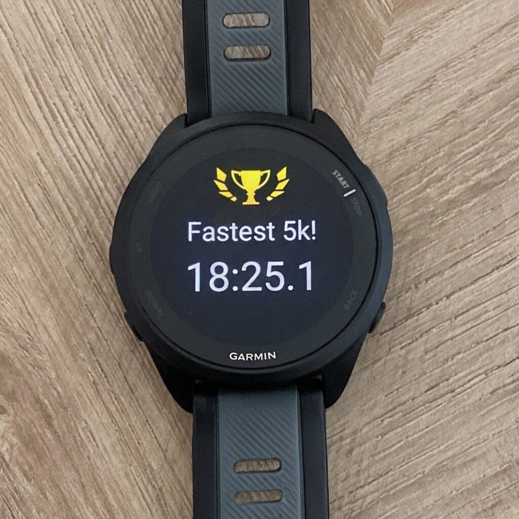 شاشة Garmin تعرض عبارة “Fastest 5k!” وزمنًا قدره 18:25.1.